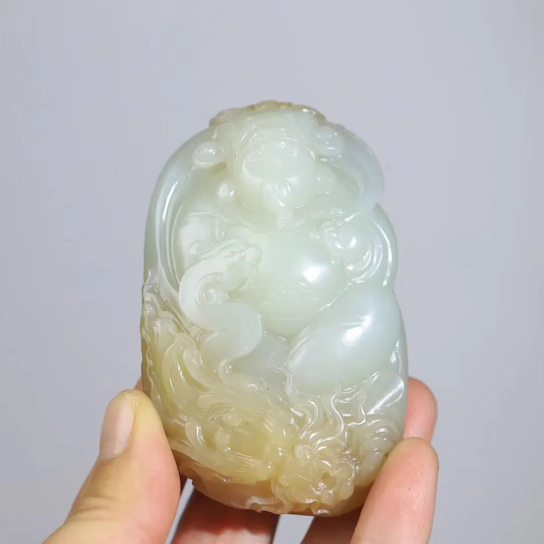 【御龙财神】

精品和田玉糖白玉御龙财神把件，料子油润细腻，财神是密教之护法神祇，诸财神之首，得其庇护，能财源广进，免除贫穷和一切经济窘困。尺寸81.7-50.8-26.5mm重171.3克fDZ-78129274