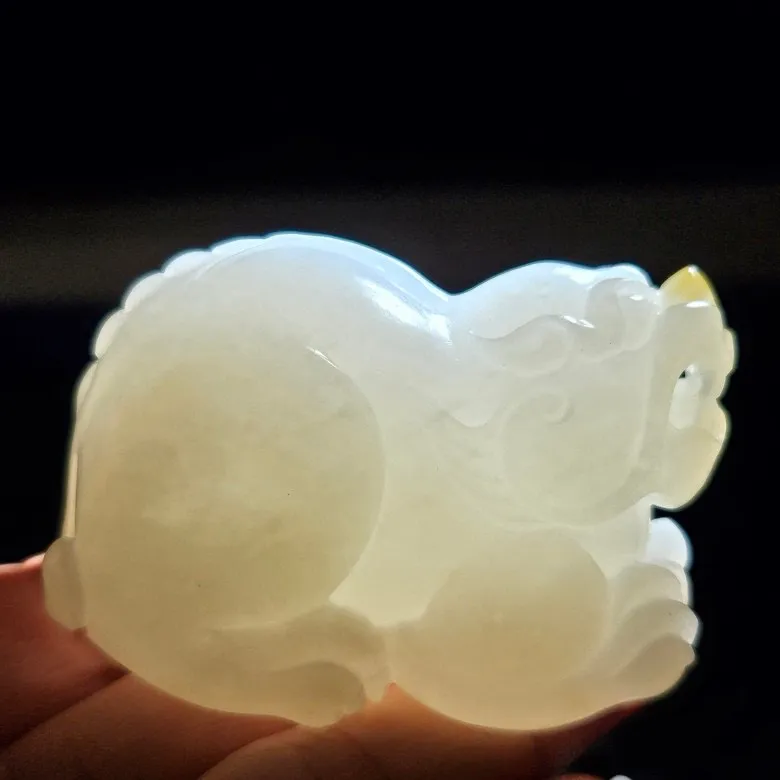 新疆且末糖招财进宝貔貅把件  尺寸57/36/34重130克。白度一级  无裂无杂无结构   脂粉好油性足  手推出油 玉质细腻油润  品相大气