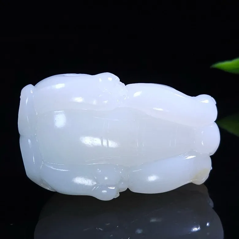 新疆且末糖招财进宝貔貅把件  尺寸57/36/34重130克。白度一级  无裂无杂无结构   脂粉好油性足  手推出油 玉质细腻油润  品相大气