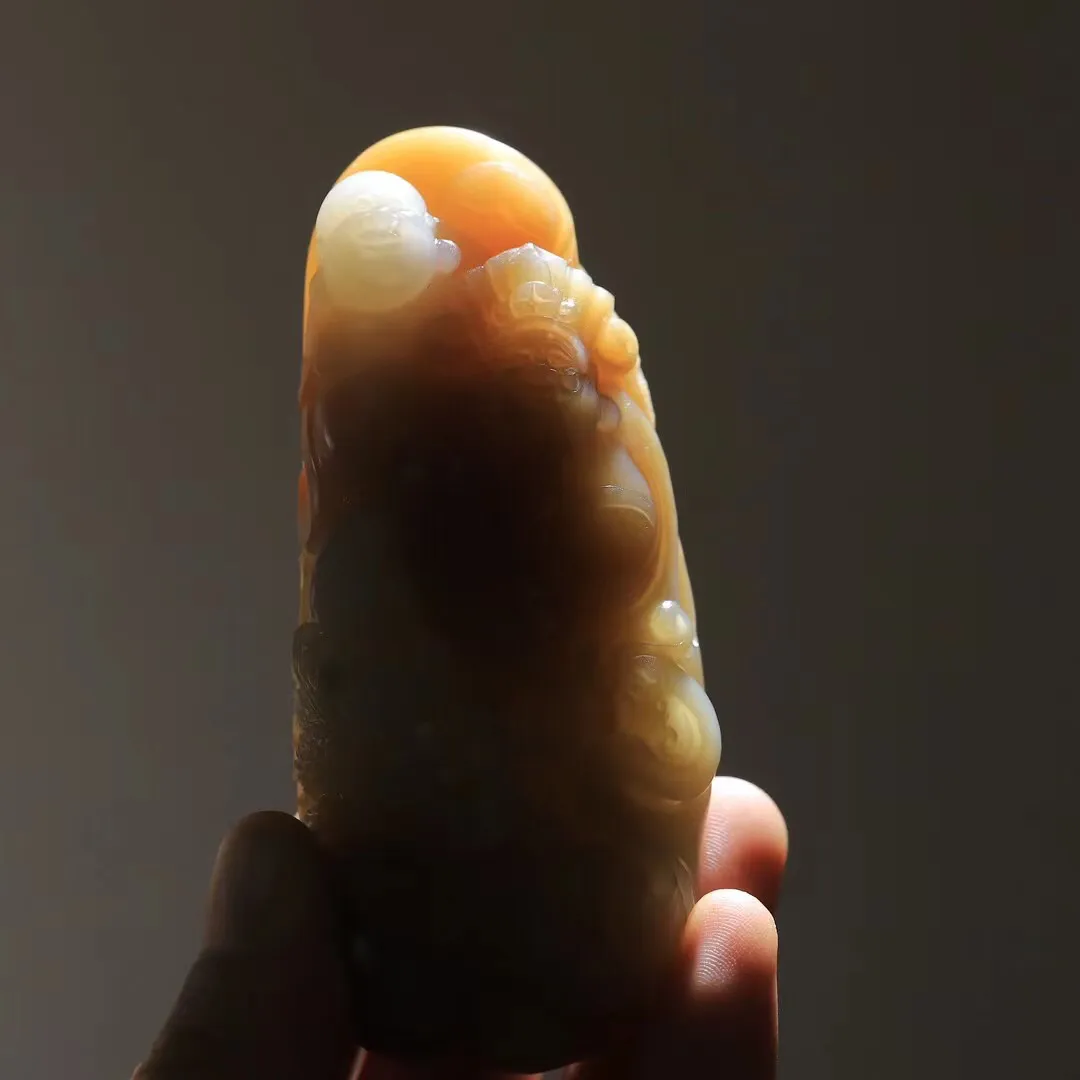 （人财两旺）

精品️和田玉糖白把件，玉质温润细腻 油性十足 精雕财神 眉开眼笑，胡须飘逸，整体人物观之喜庆洋溢。寓意着财源滚滚，人财两旺 财福双至，吉祥如意。
重163.7克   尺寸95.3-41-25.5mm   fDZ-82129278