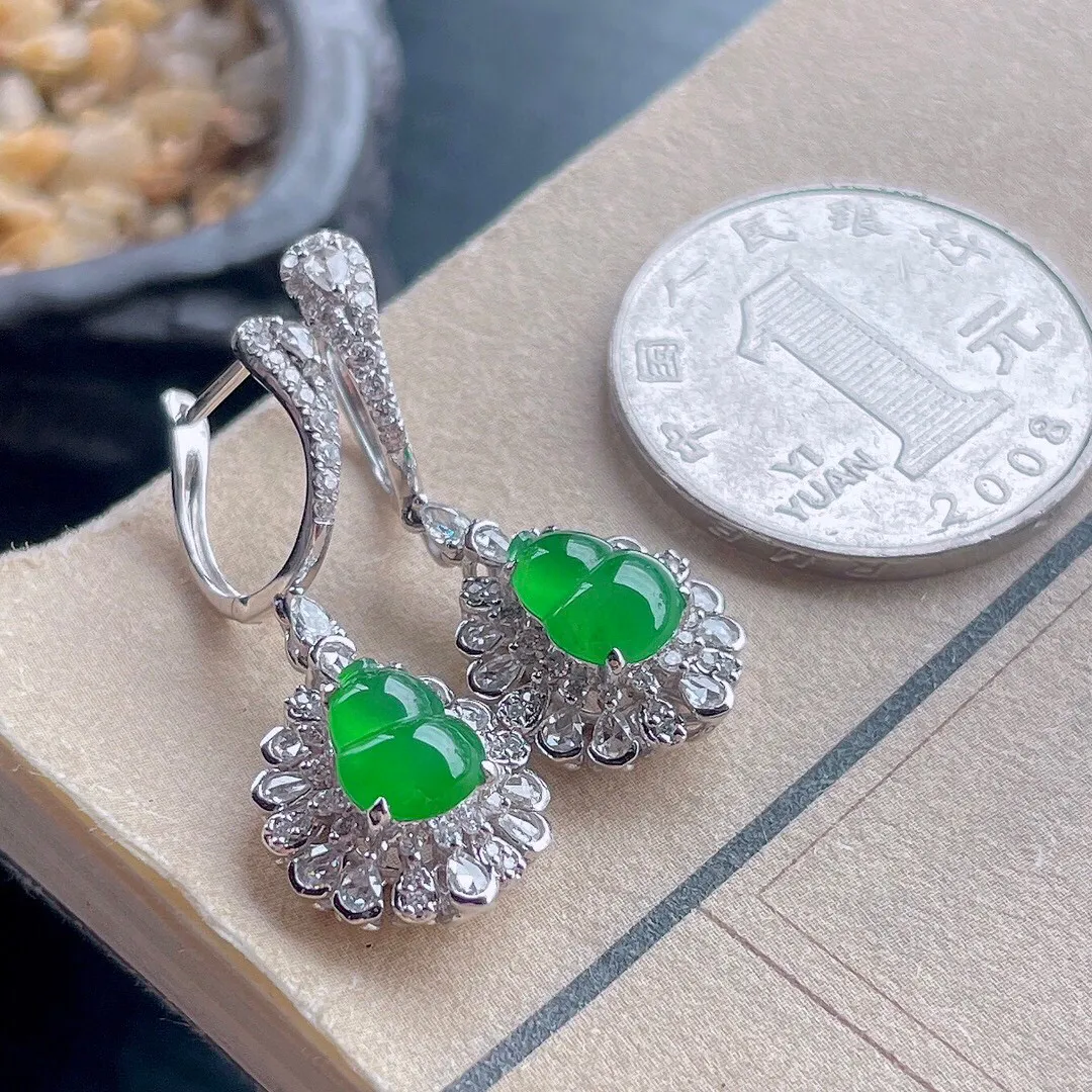 【宝贝】天然翡翠冰润阳绿葫芦耳坠
【尺寸】长度32.5  裸石8.6*6.7*2.6（㎜）
【描述】冰种，阳绿，玉质温润，颜色鲜艳，18K金，无纹裂