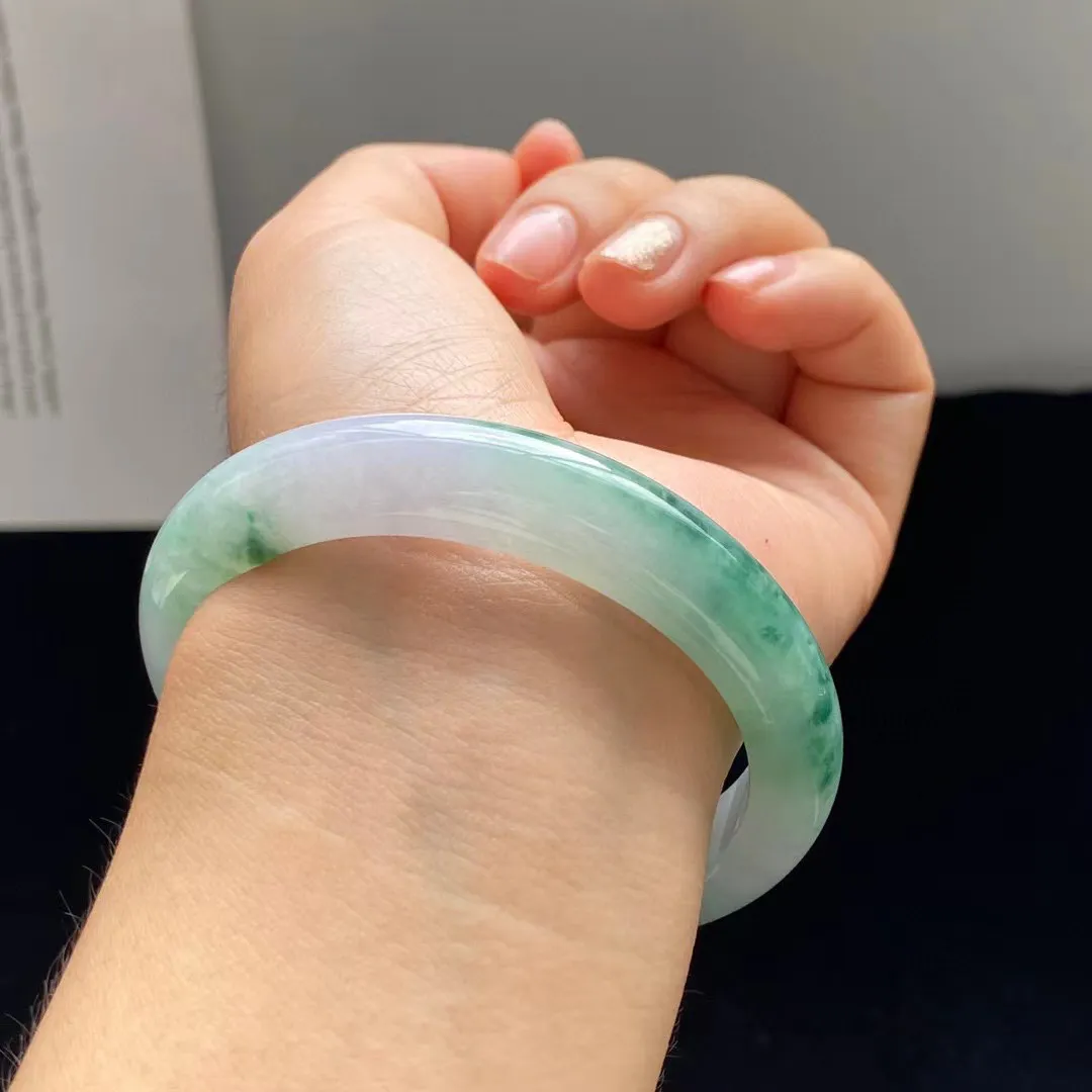 ️绿花手镯 细腻莹润 特色水草花 淡淡的紫底添加了温柔
尺寸：55-12-8.5mm