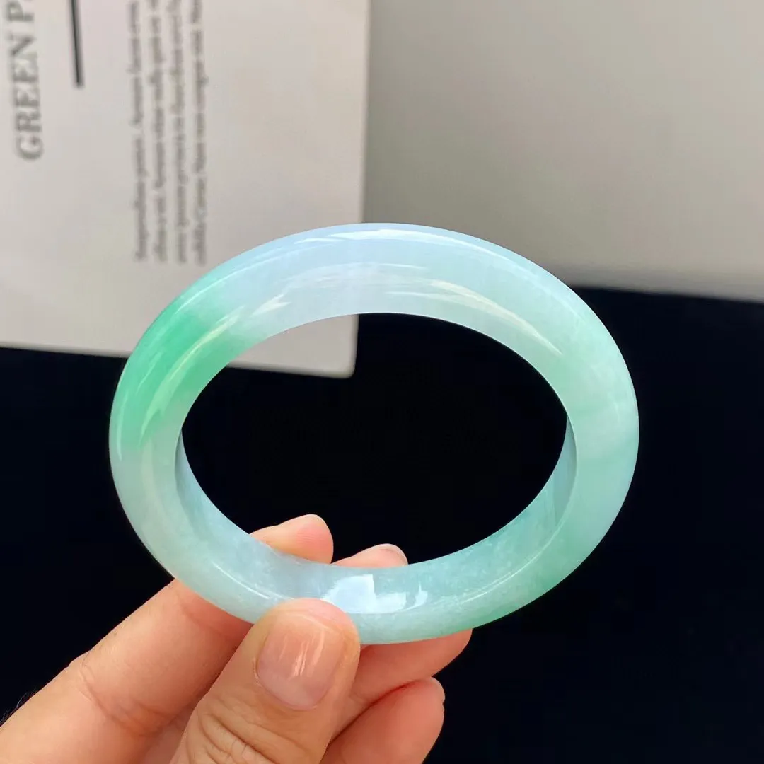 ️带色手镯 玉质细腻莹润 清恬温润 绿意流转 那一截色泽美艳动人 佩戴雅静
尺寸：52.5-10.5-9mm