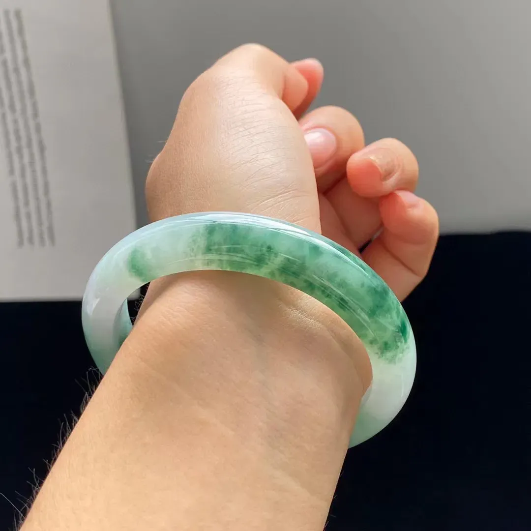 ️绿花手镯 细腻莹润 特色水草花 淡淡的紫底添加了温柔
尺寸：55-12-8.5mm