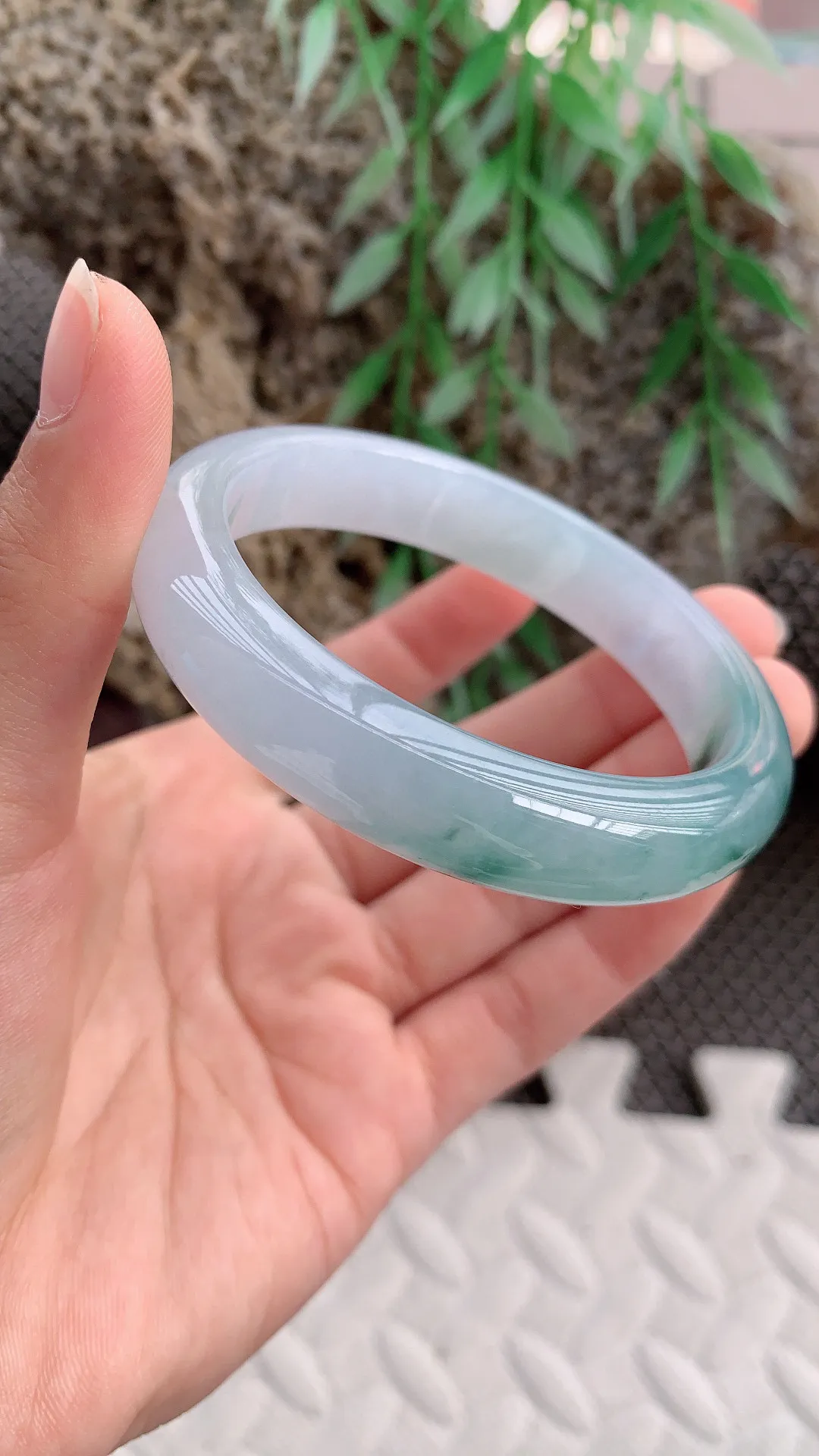 老坑冰种飘绿正圈手镯   尺寸57圈口×12.3×8mm   W53.42