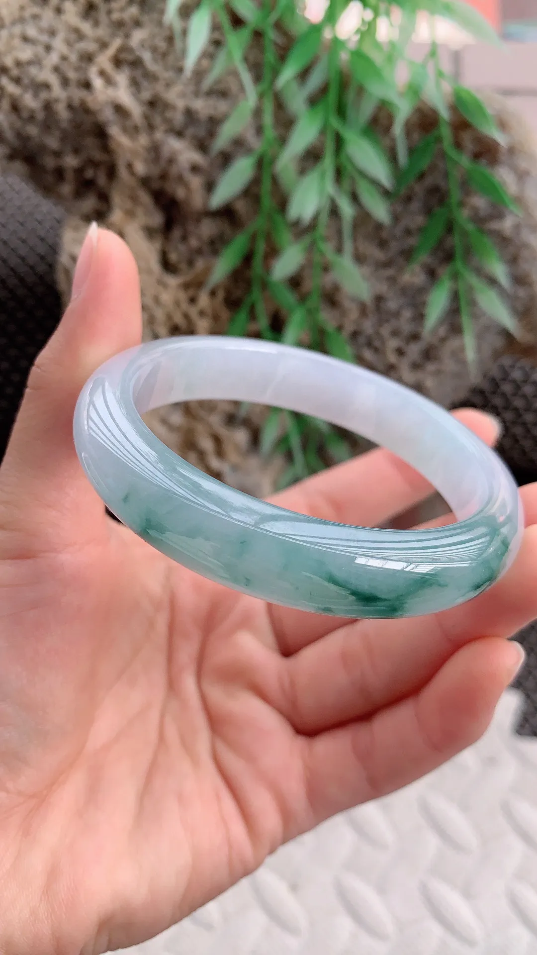 老坑冰种飘绿正圈手镯   尺寸57圈口×12.3×8mm   W53.42