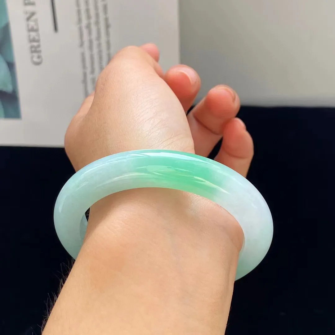 ️带色手镯 玉质细腻莹润 清恬温润 绿意流转 那一截色泽美艳动人 佩戴雅静
尺寸：52.5-10.5-9mm