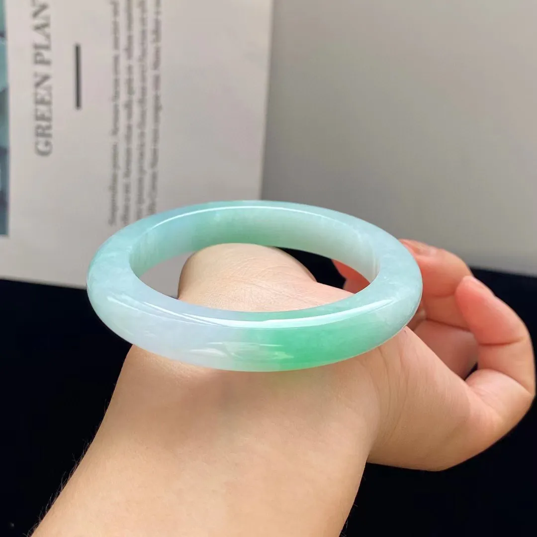 ️带色手镯 玉质细腻莹润 清恬温润 绿意流转 那一截色泽美艳动人 佩戴雅静
尺寸：52.5-10.5-9mm