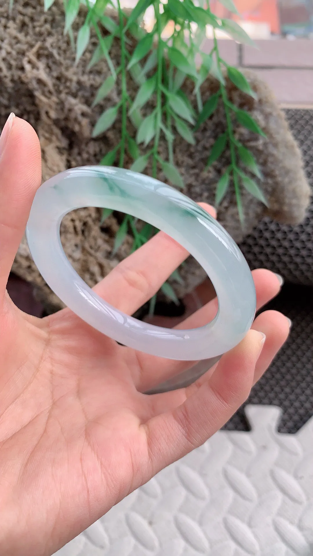 老坑冰种飘绿圆条手镯  尺寸53圈口×10mm  W51.63g