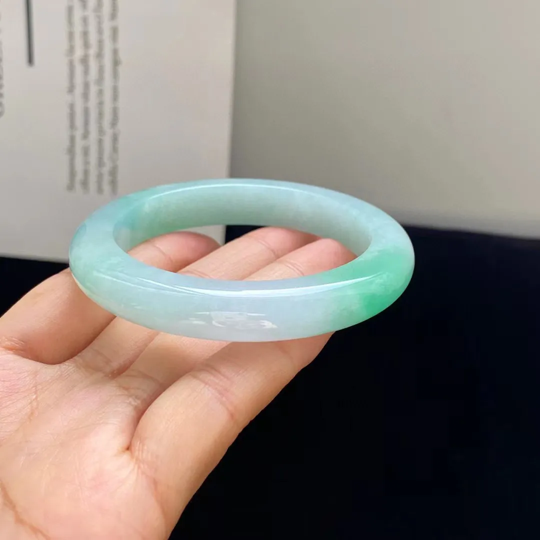 ️带色手镯 玉质细腻莹润 清恬温润 绿意流转 那一截色泽美艳动人 佩戴雅静
尺寸：52.5-10.5-9mm