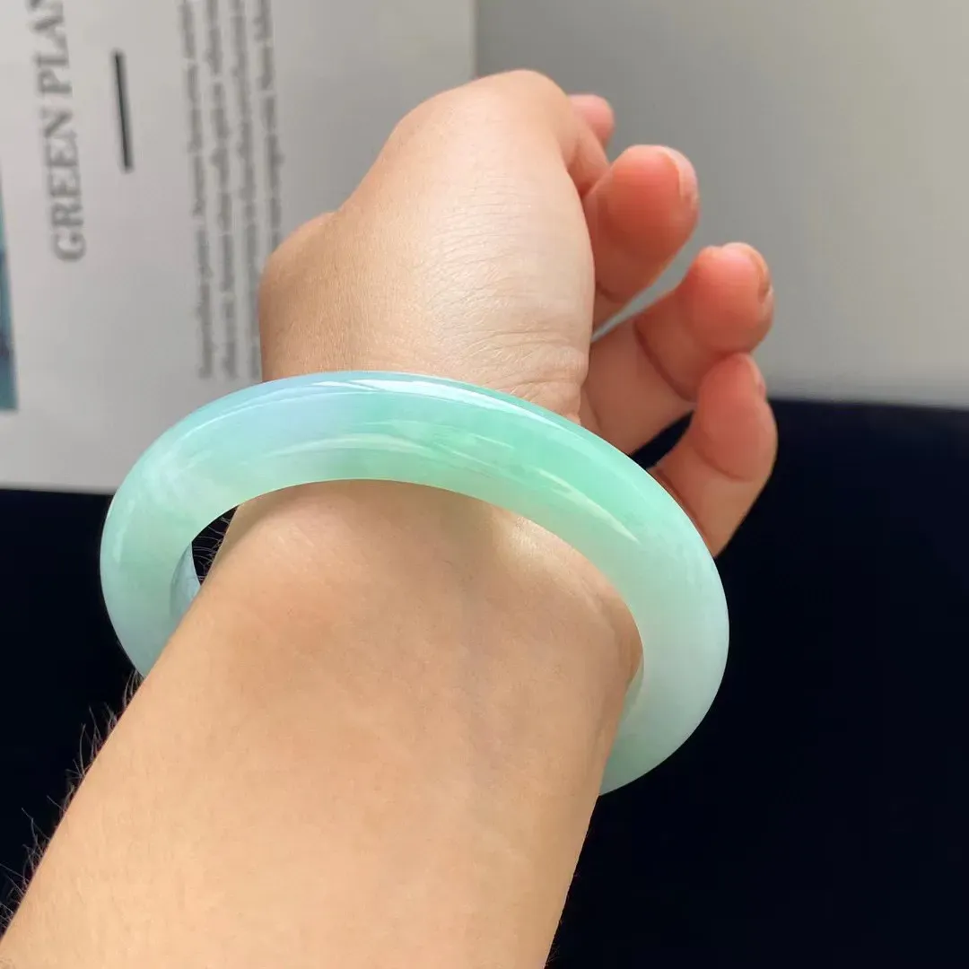 ️带色手镯 玉质细腻莹润 清恬温润 绿意流转 那一截色泽美艳动人 佩戴雅静
尺寸：52.5-10.5-9mm