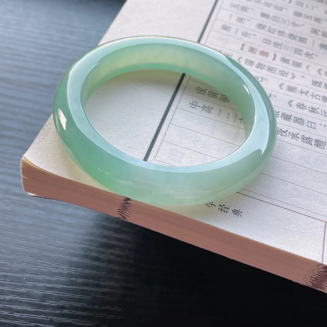 【手鐲】正圈56 57
【圈口】56.5-12-9.1
【描述】冰糯种晴水，晶莹剔透，水润，种老，棉线无碍