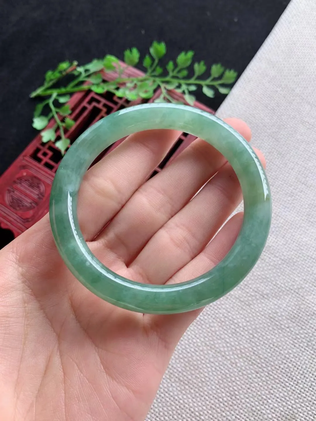 老坑飘绿圆条手镯尺寸56圈口×8.6mm重量41.32g