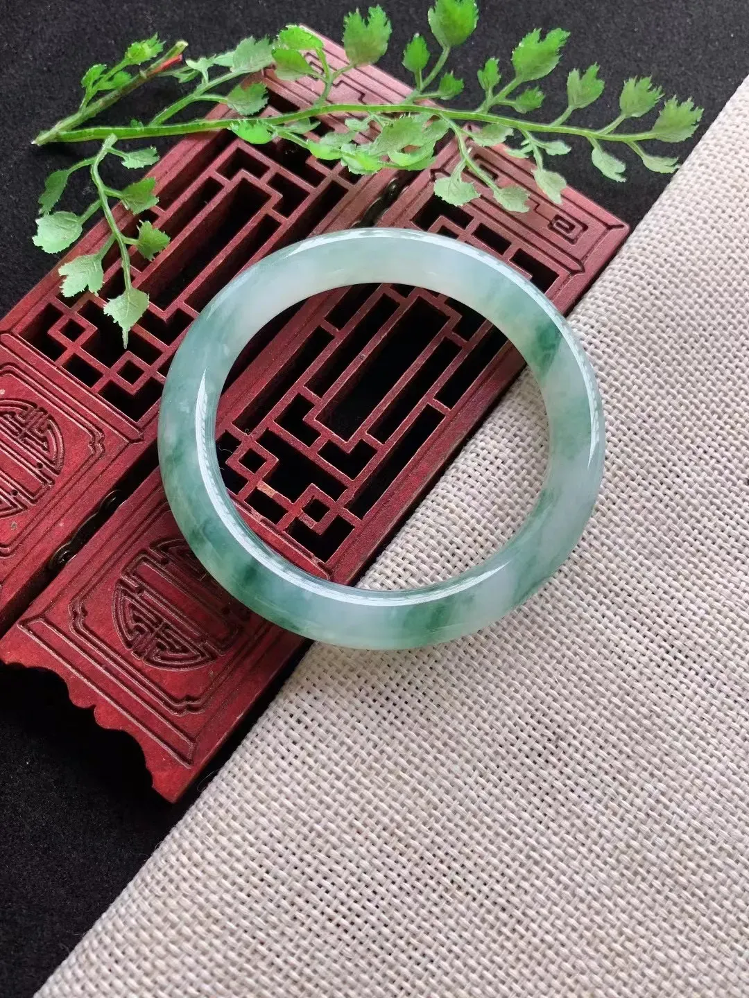 老坑飘绿圆条手镯尺寸52圈口×8mm重量38.74g