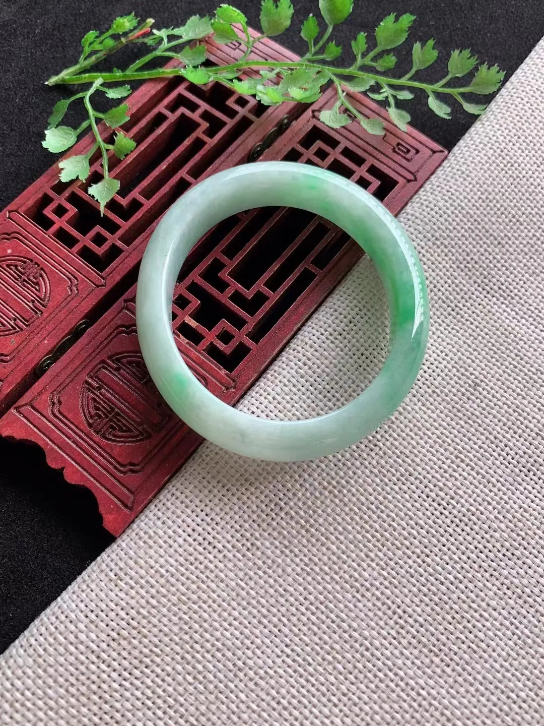 老坑飘绿贵妃手镯尺寸55圈口×49.5×12.7×7mm重量44.90g