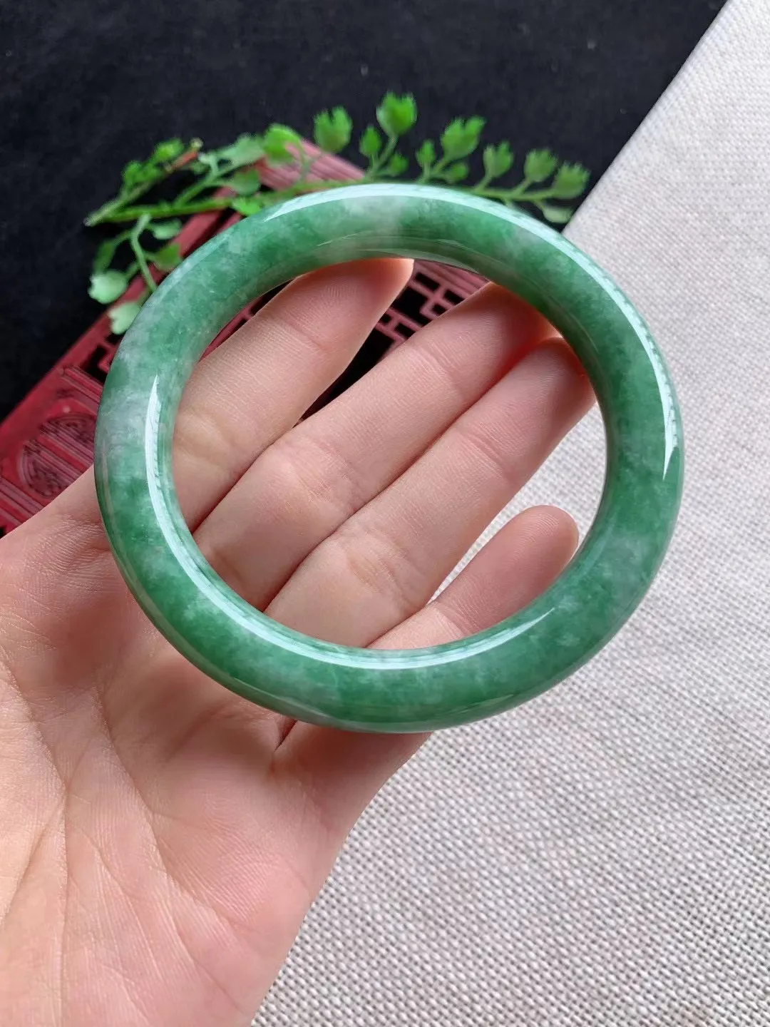 老坑飘绿圆条手镯尺寸59圈口×10.3mm重量60.89g