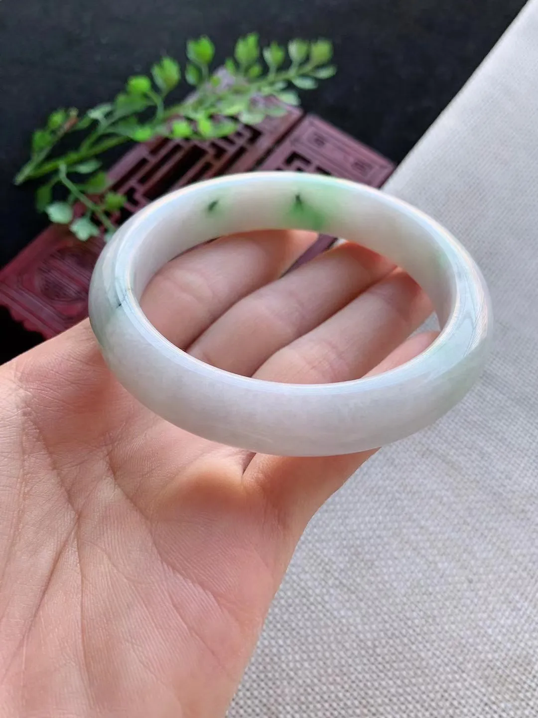 老坑飘绿正圈手镯 尺寸58圈口×12.5×8mm重量60.71g