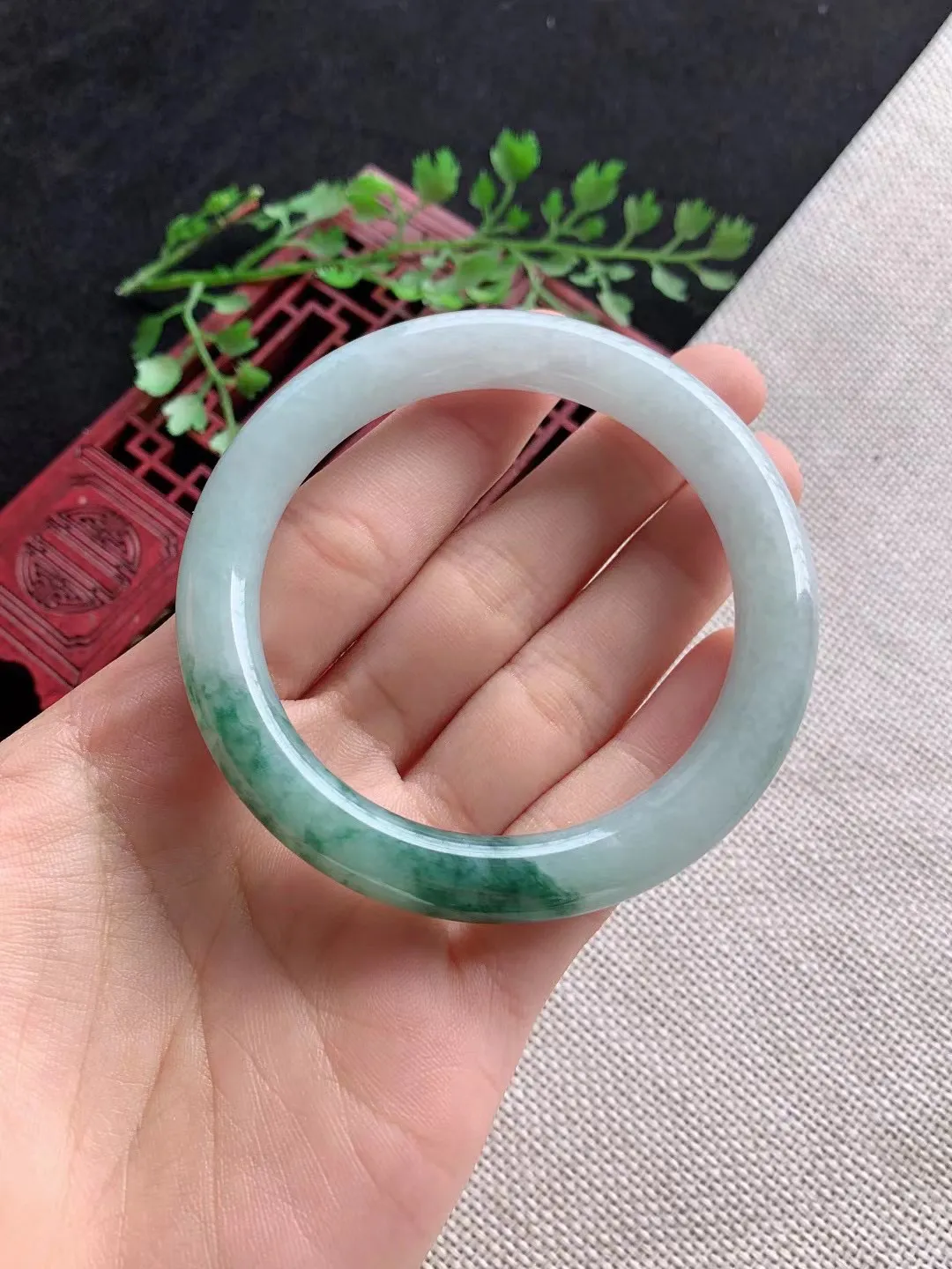 老坑飘绿圆条手镯尺寸54圈口×9mm重量43.91g