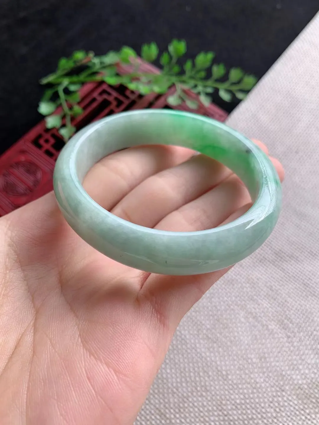 老坑飘绿贵妃手镯尺寸55圈口×49.5×12.7×7mm重量44.90g