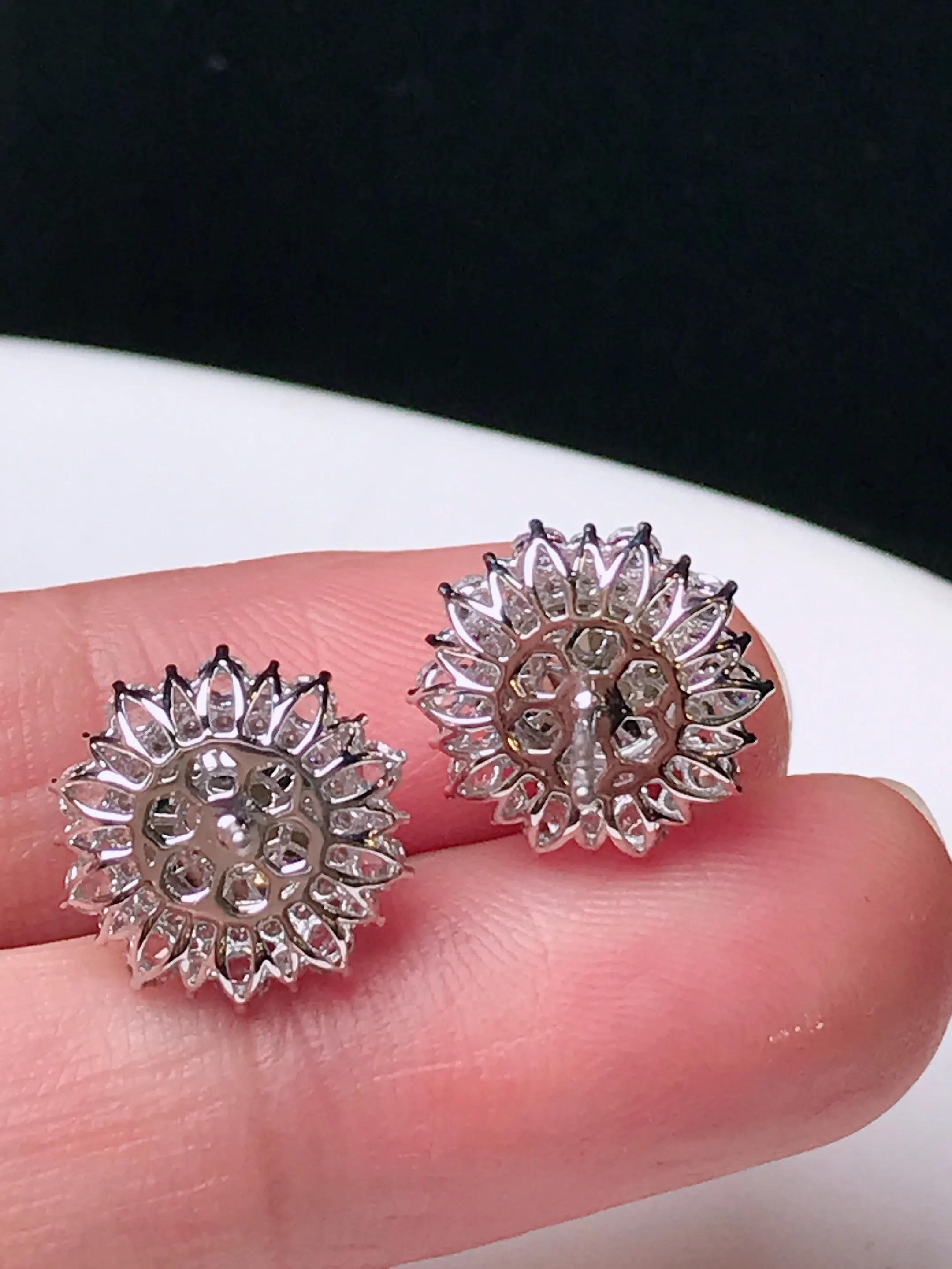 严选推荐耳饰耳钉，玻璃种蛋面耳钉，18k金钻镶嵌而成，品相佳，佩戴效果佳，尽显气质。种水很好，晶体结构致密，起强玻璃光泽。晶莹透亮，美感十足。高性价比，值得入手。裸石尺寸约6.7-6.3毫米