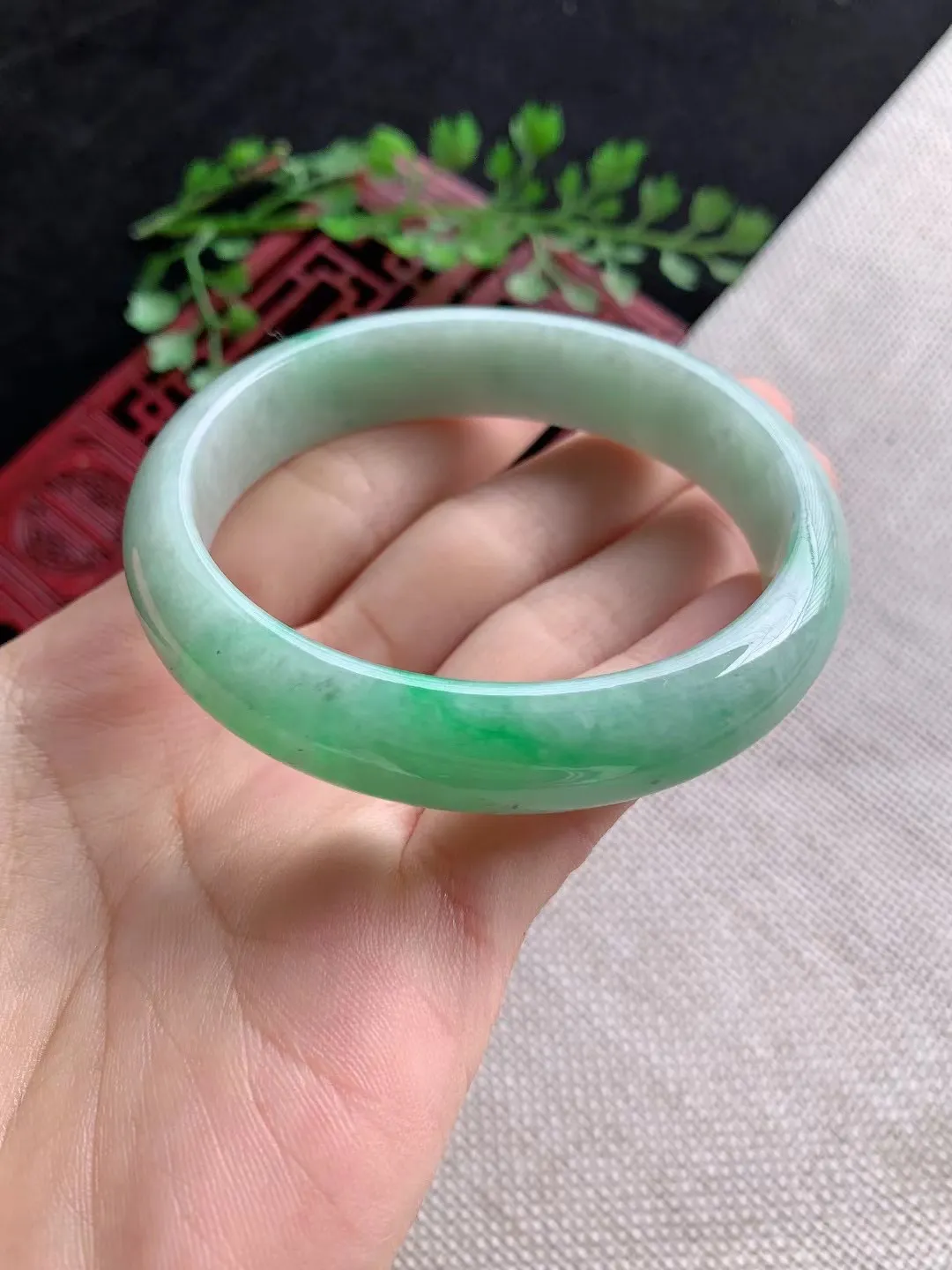 老坑飘绿贵妃手镯尺寸55圈口×49.5×12.7×7mm重量44.90g
