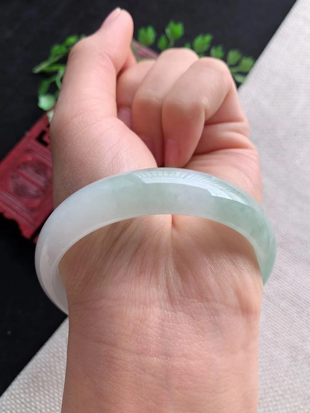 老坑飘绿正圈手镯尺寸54圈口×13.5×5.6mm重量43.67g