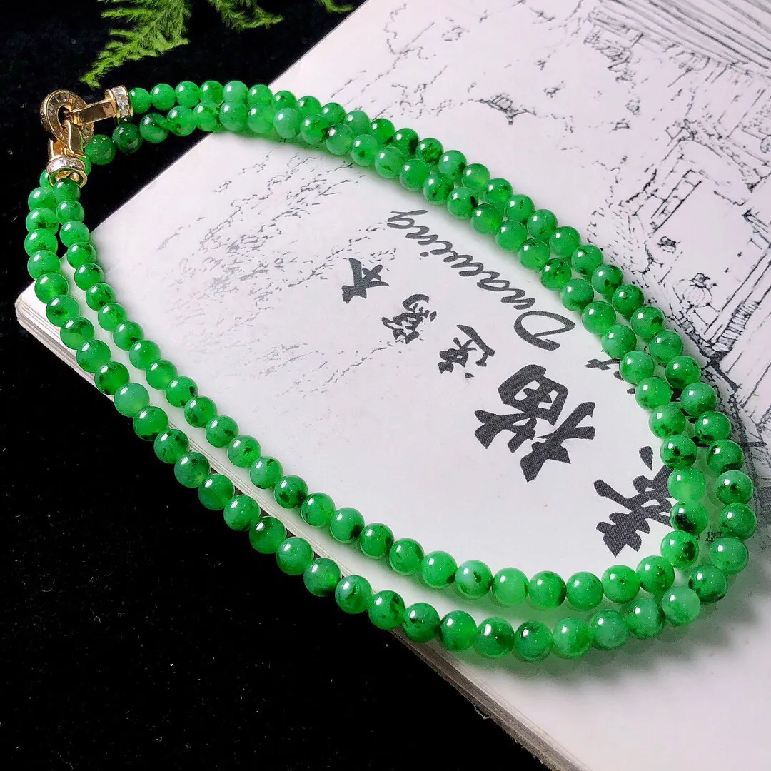 【宝贝】天然翡翠冰润阳绿圆珠项链
【尺寸】裸石4.3-5（㎜）118颗
【描述】冰种，阳绿，玉质温润，色泽迷人，个别轻纹