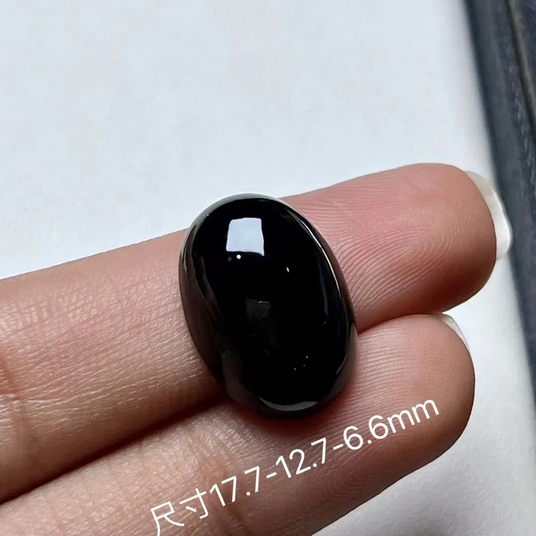 墨翠蛋面裸石，品相饱满，油润黑亮，照灯冰透，尺寸17.7-12.7-6.6mm，可镶嵌戒指或者吊坠佩