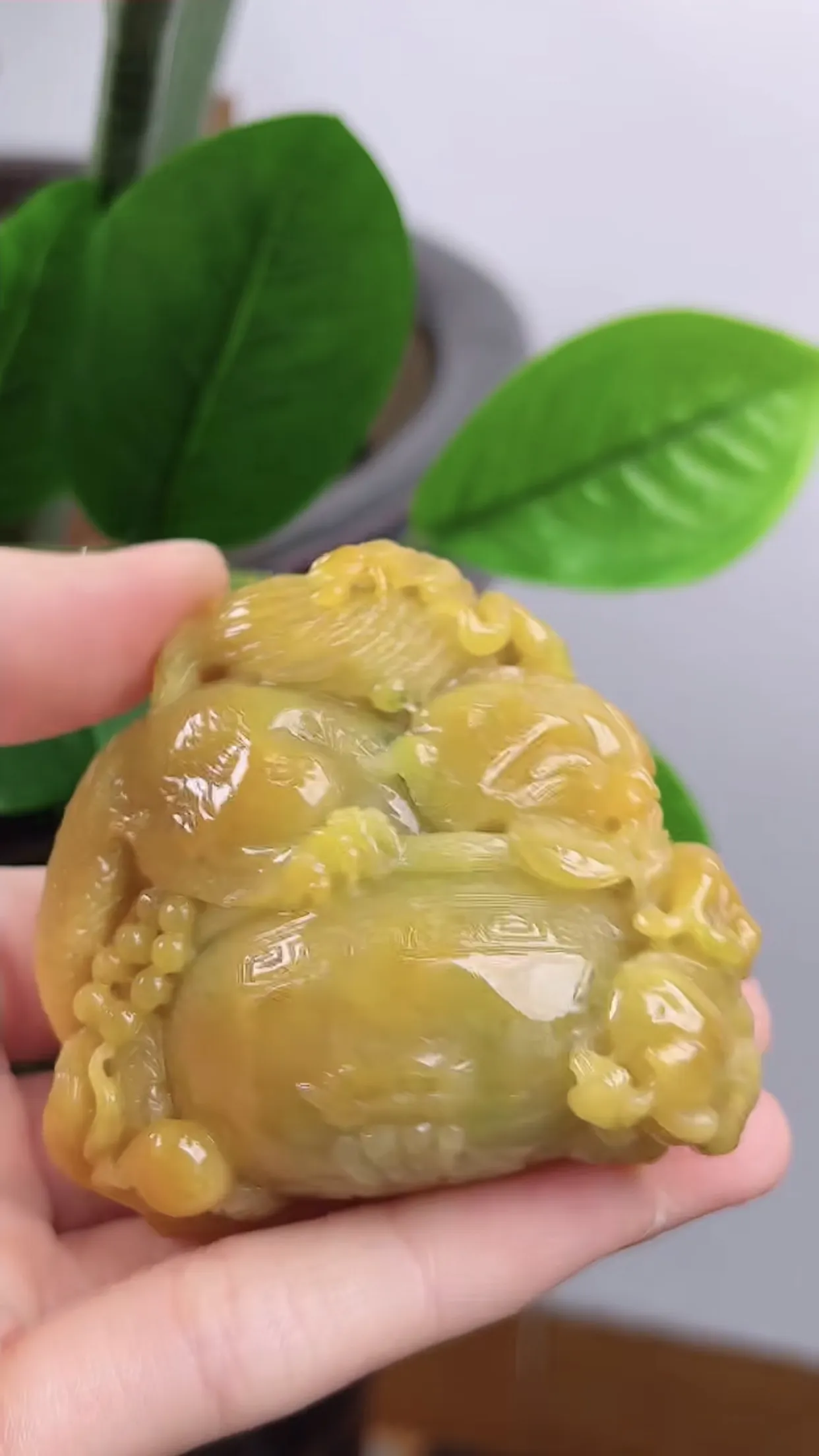 缅甸天然翡翠A货，精美水润，老坑料起胶冰润 三彩俏色黄加绿黄翡 貔貅手把件、小摆件，老坑天然双彩料，立体俏色，精雕细琢，种老水头足，尺寸：59*55*32mm  y148.96  性价比高