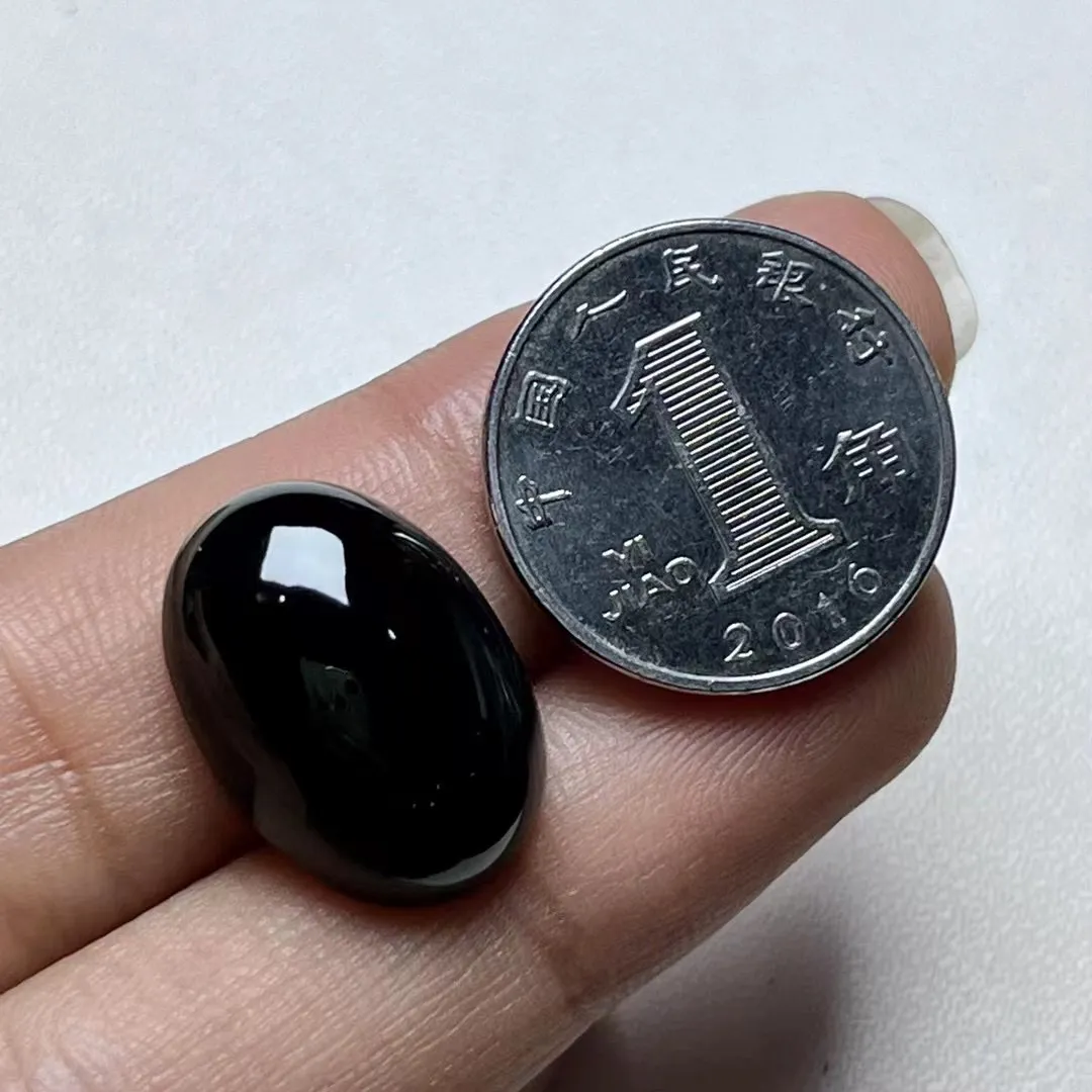 墨翠蛋面裸石，品相饱满，油润黑亮，照灯冰透，尺寸17.7-12.7-6.6mm，可镶嵌戒指或者吊坠佩戴