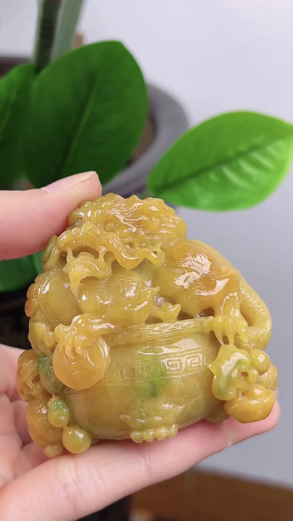 缅甸天然翡翠A货，精美水润，老坑料起胶冰润 三彩俏色黄加绿黄翡 貔貅手把件、小摆件，老坑天然双彩料，立体俏色，精雕细琢，种老水头足，尺寸：59*55*32mm  y148.96  性价比高