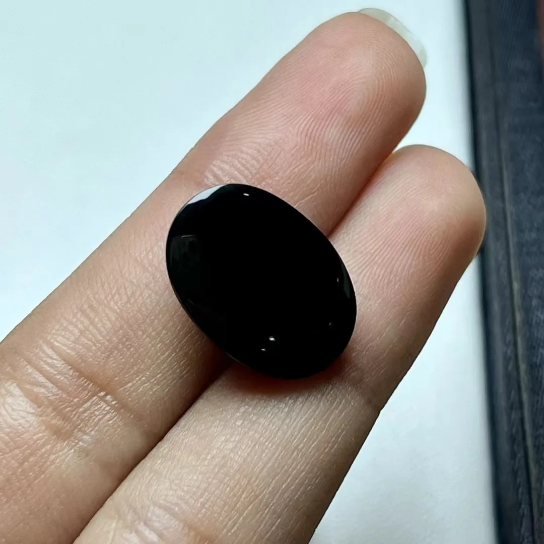 墨翠蛋面裸石，品相饱满，油润黑亮，照灯冰透，尺寸17.7-12.7-6.6mm，可镶嵌戒指或者吊坠佩戴