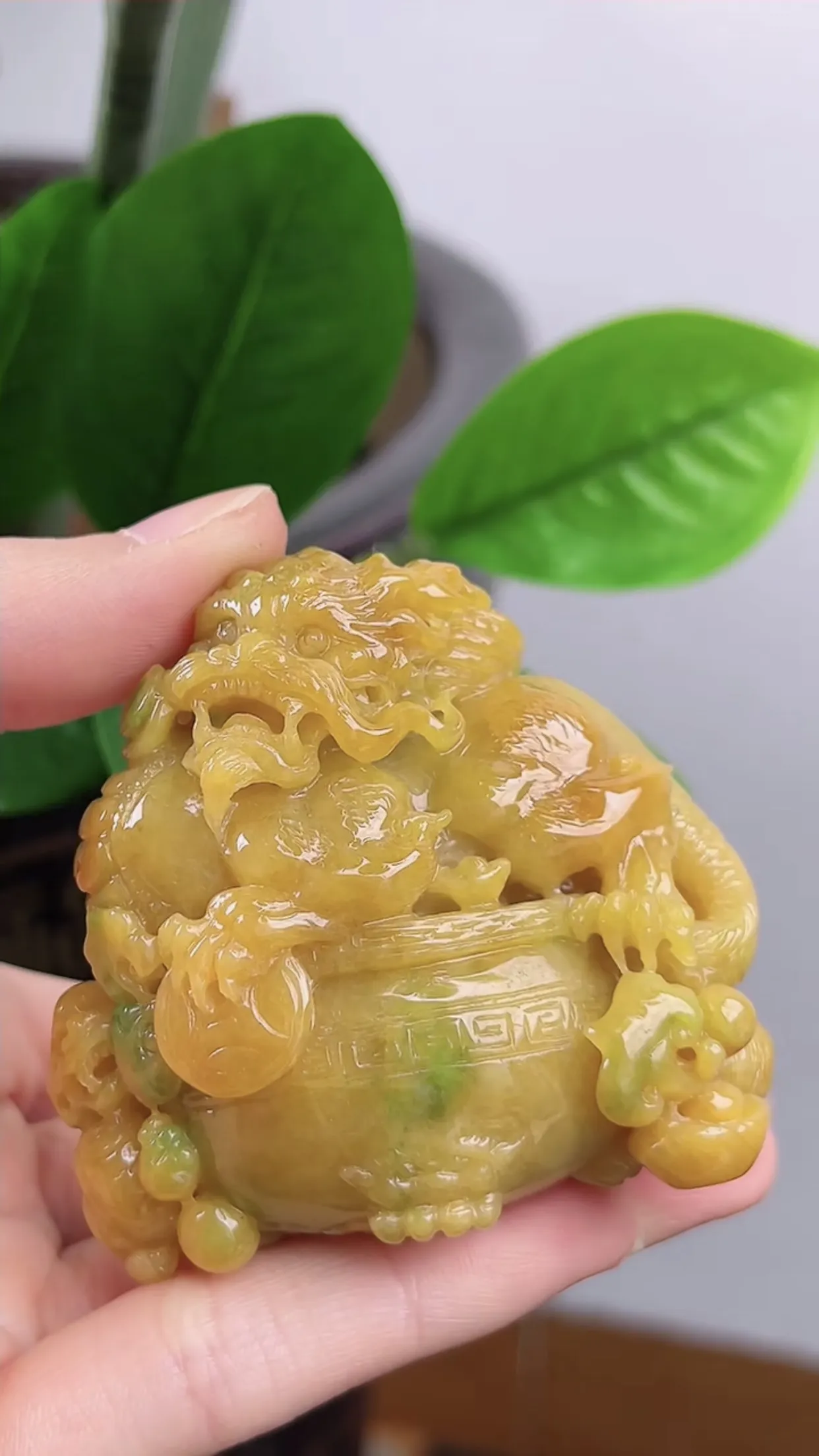 缅甸天然翡翠A货，精美水润，老坑料起胶冰润 三彩俏色黄加绿黄翡 貔貅手把件、小摆件，老坑天然双彩料，立体俏色，精雕细琢，种老水头足，尺寸：59*55*32mm  y148.96  性价比高