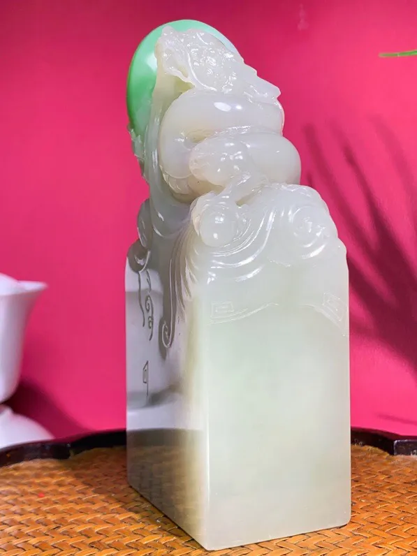 收藏级！和田玉青海翠翠青龙佑四方印章摆件。龙章尺寸140-63-38重799克。 白度一级。玉质细腻油润。 手推出油。品相大气。