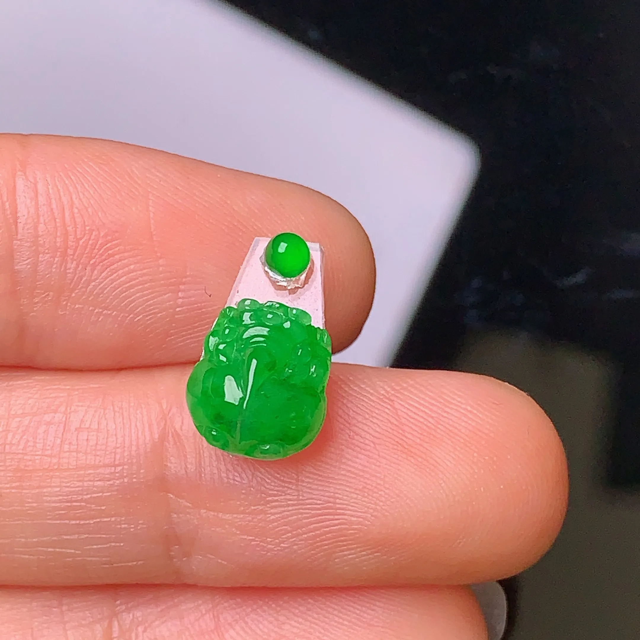 镶嵌款 翠绿貔貅 玉质细腻 水润透亮 色泽艳丽 搭配绿色小蛋面 整体尺寸9*8.3*4.5