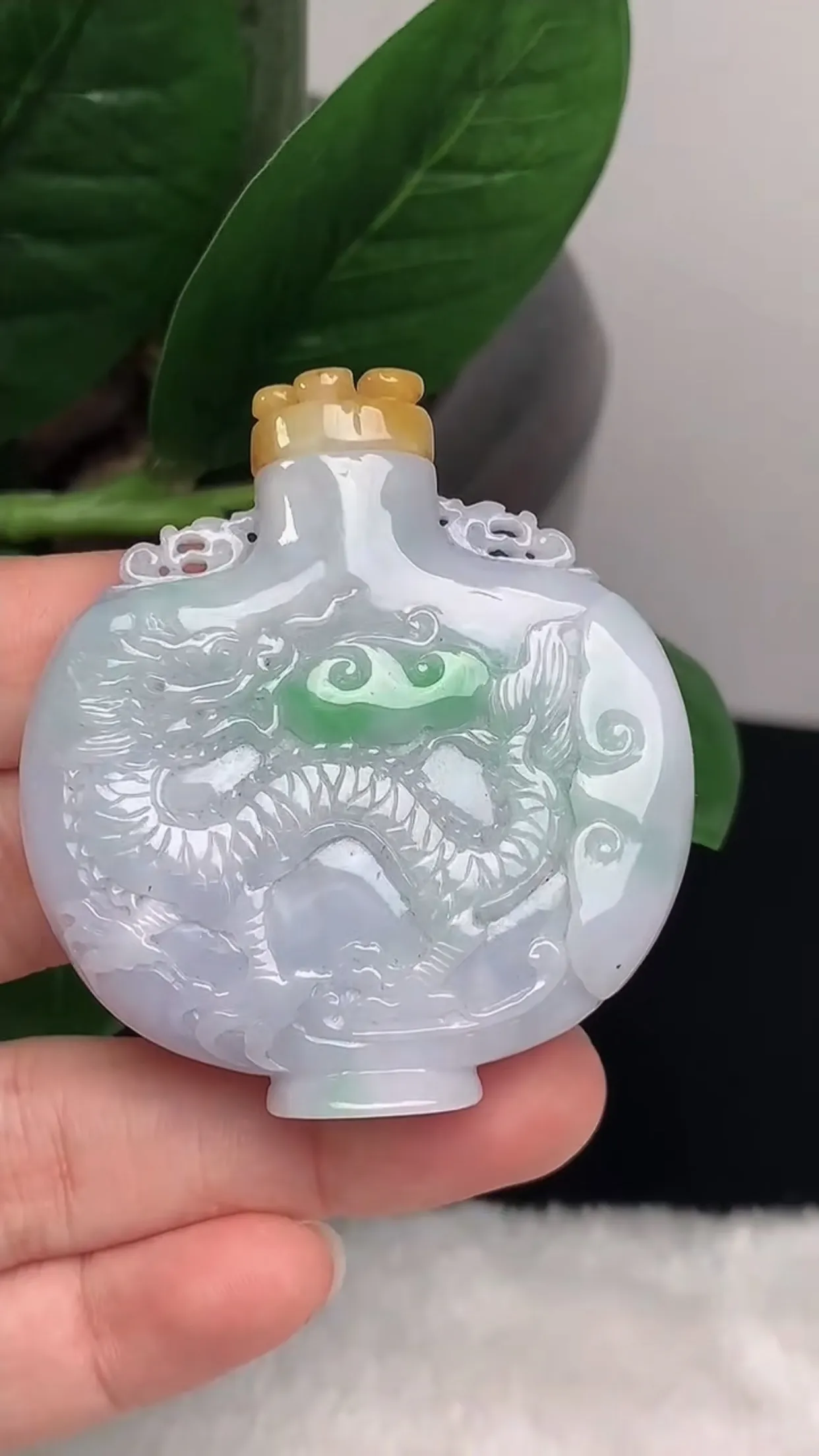 缅甸玉天然A货翡翠 老坑料起胶冰润双彩黄加绿鼻烟壶  玉质细腻 色泽鲜艳 种水好 佩带效果佳 尺寸： 54.7×50.1×13.6mm   y63.13