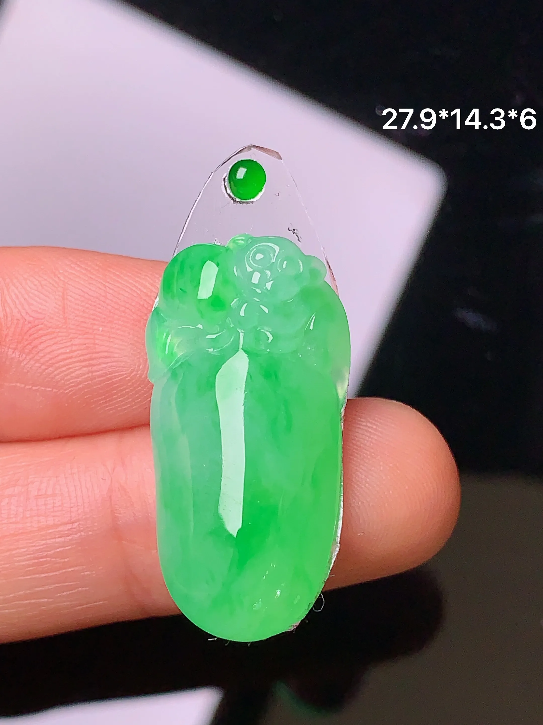镶嵌款 冰种翠绿福瓜吊坠 玉质细腻 水润起胶 雕工精细 款式新颖别致 整体尺寸27.9*14.3*6