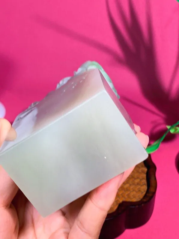 收藏级！和田玉青海翠翠青龙佑四方印章摆件。龙章尺寸140-63-38重799克。 白度一级。玉质细腻油润。 手推出油。品相大气。