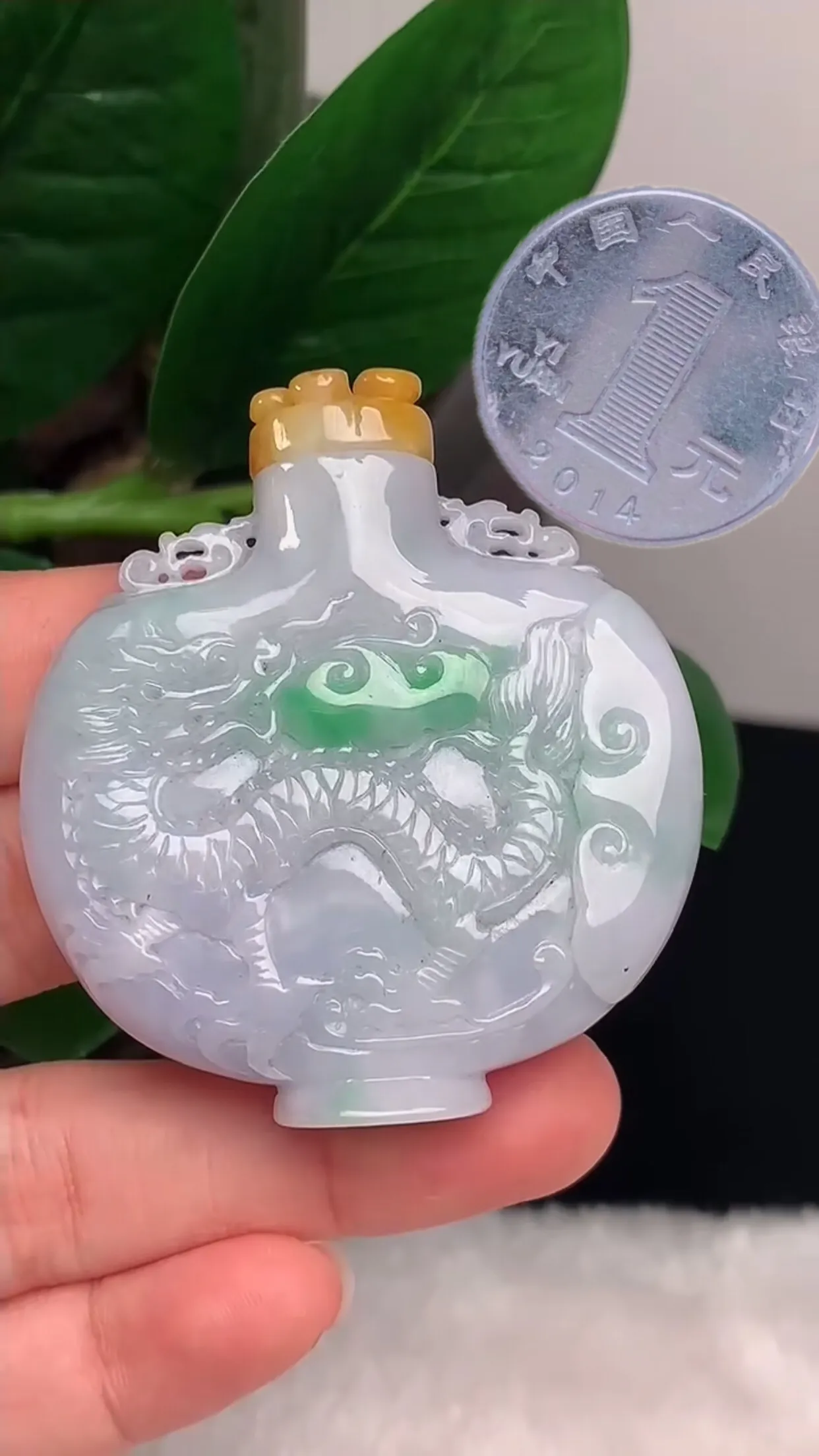 缅甸玉天然A货翡翠 老坑料起胶冰润双彩黄加绿鼻烟壶  玉质细腻 色泽鲜艳 种水好 佩带效果佳 尺寸： 54.7×50.1×13.6mm   y63.13