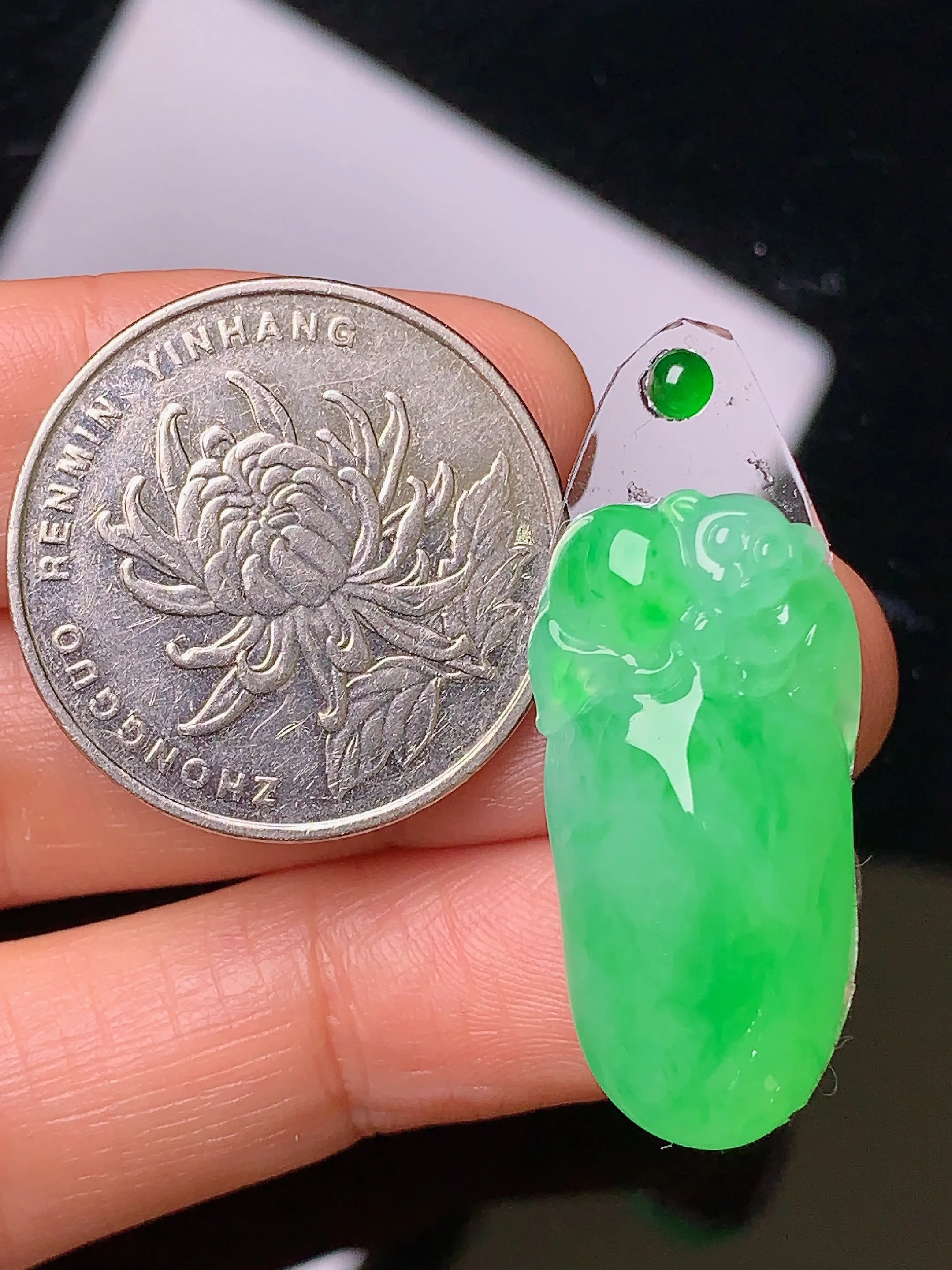 镶嵌款 冰种翠绿福瓜吊坠 玉质细腻 水润起胶 雕工精细 款式新颖别致 整体尺寸27.9*14.3*6