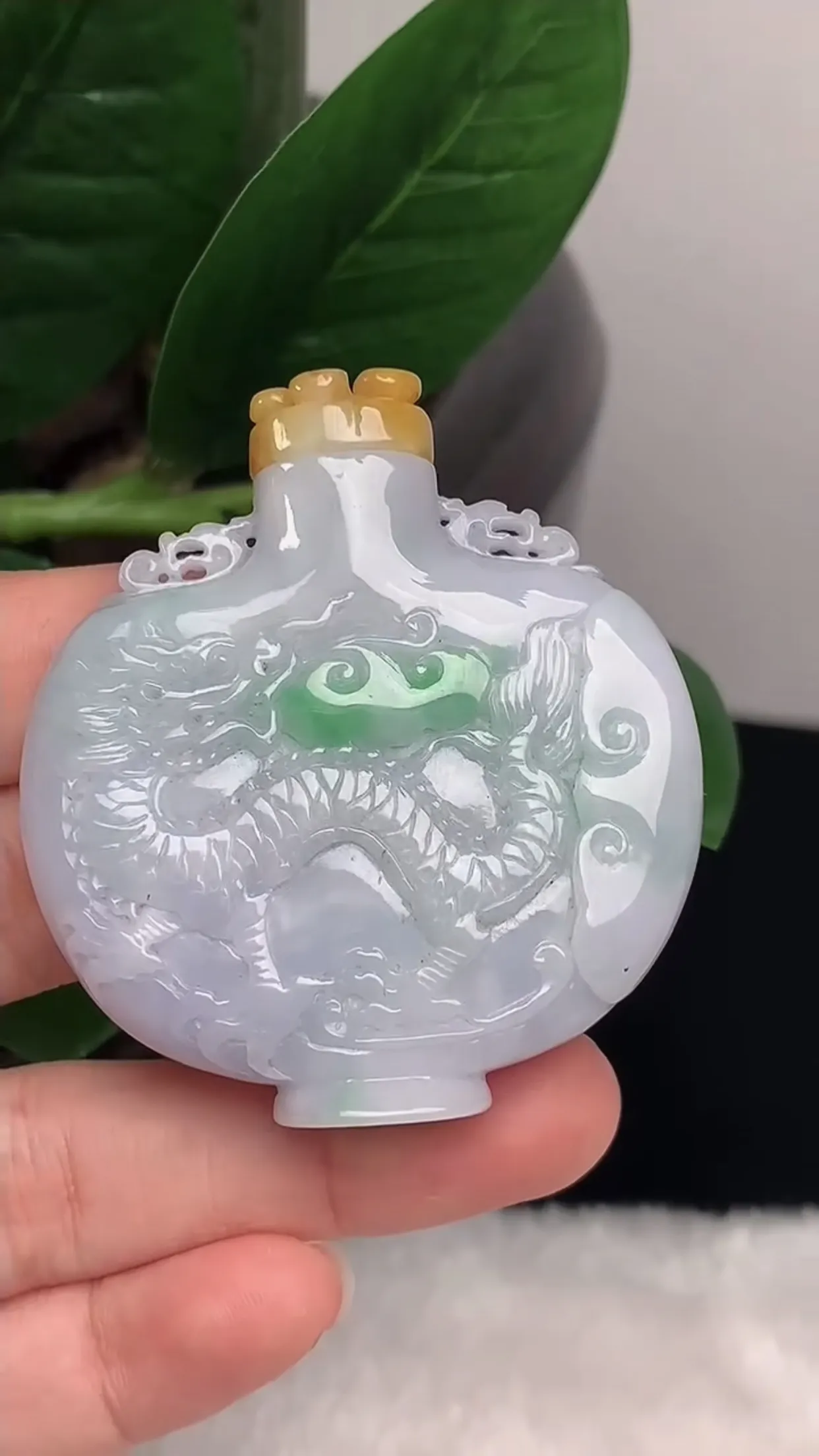 缅甸玉天然A货翡翠 老坑料起胶冰润双彩黄加绿鼻烟壶  玉质细腻 色泽鲜艳 种水好 佩带效果佳 尺寸： 54.7×50.1×13.6mm   y63.13