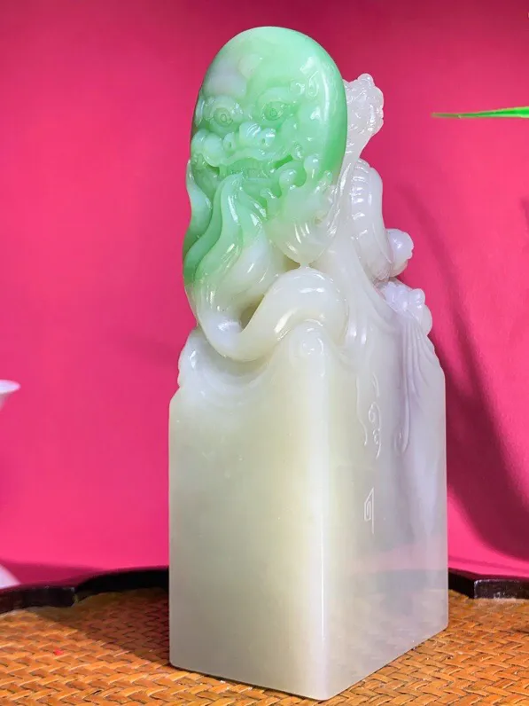 收藏级！和田玉青海翠翠青龙佑四方印章摆件。龙章尺寸140-63-38重799克。 白度一级。玉质细腻油润。 手推出油。品相大气。