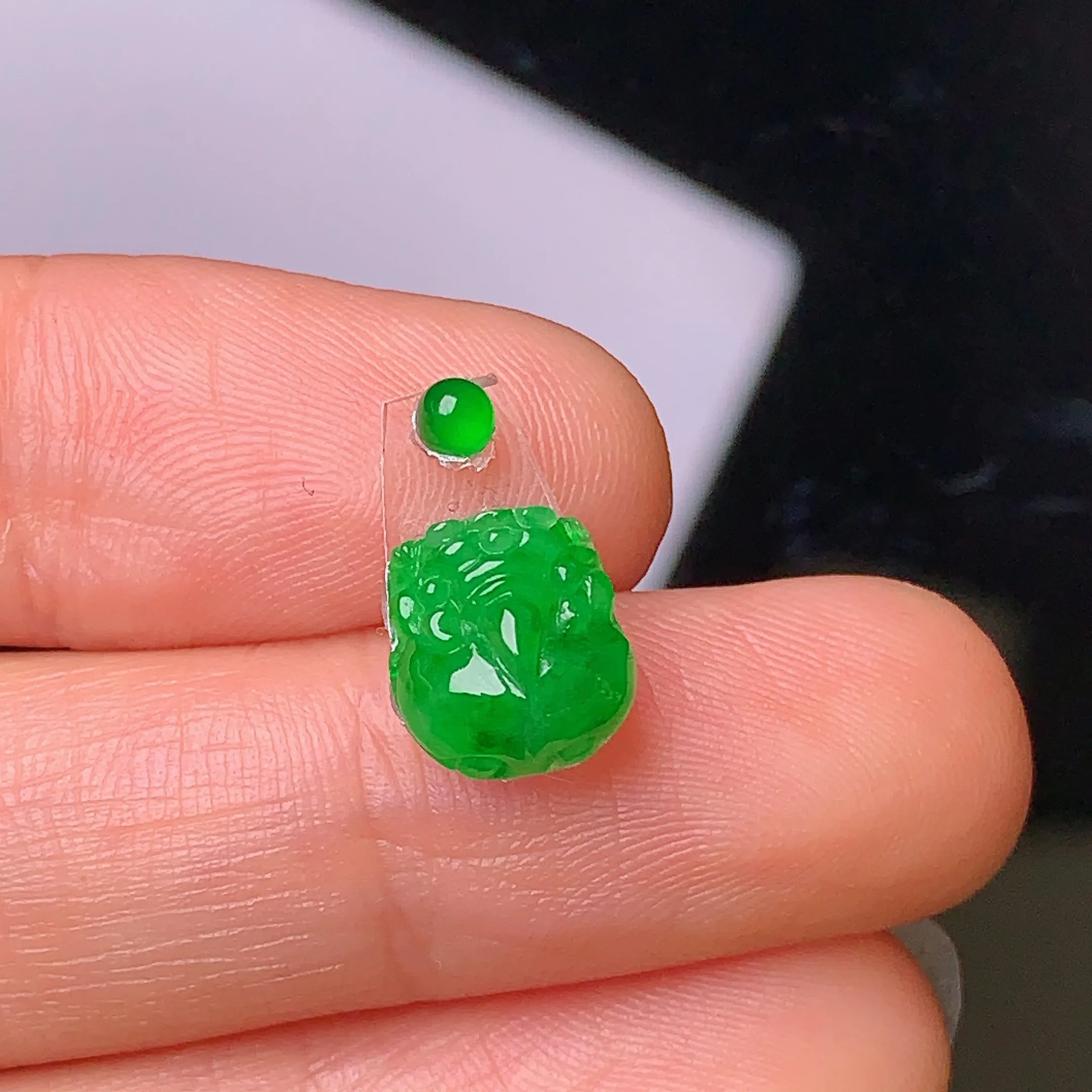 镶嵌款 翠绿貔貅 玉质细腻 水润透亮 色泽艳丽 搭配绿色小蛋面 整体尺寸9*8.3*4.5