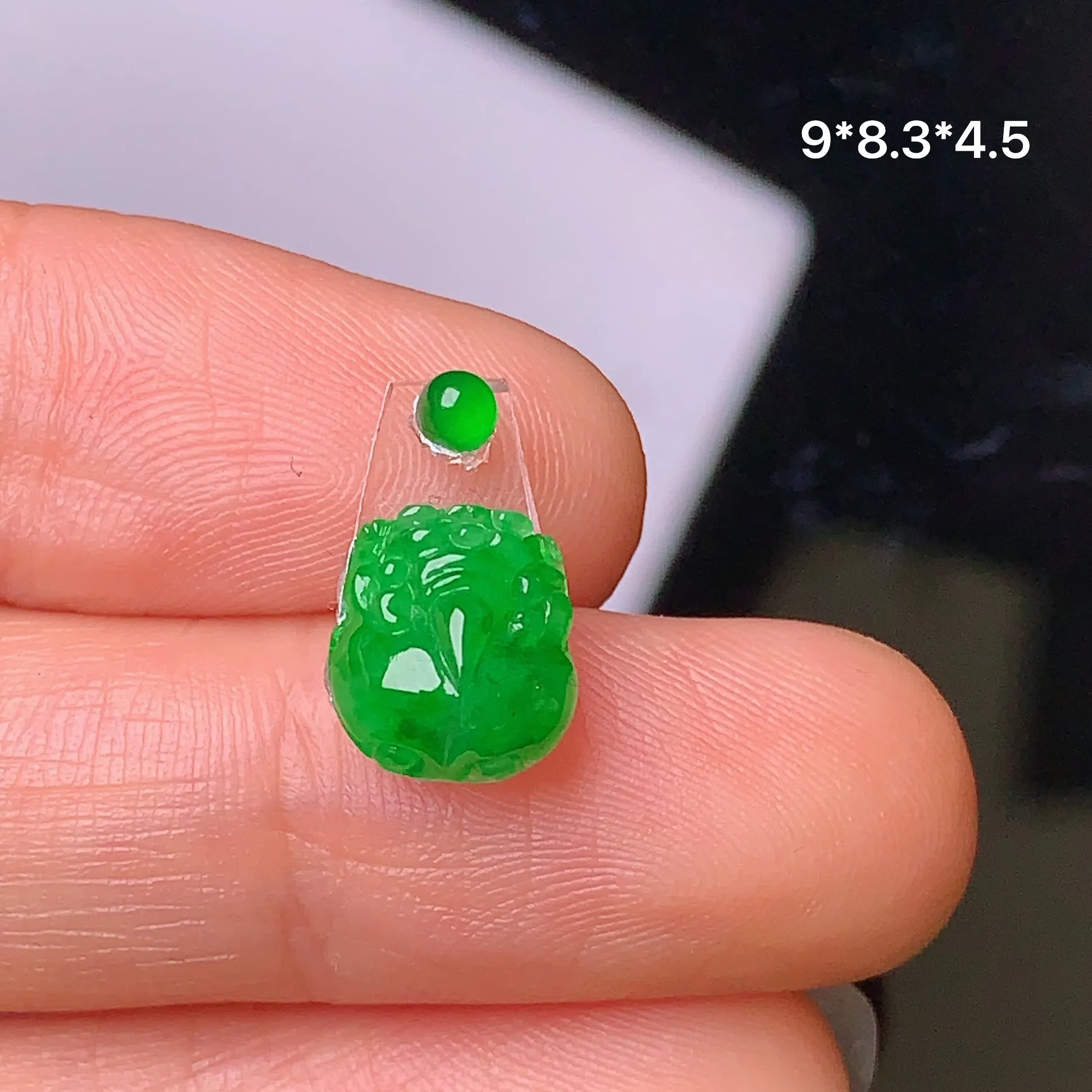 镶嵌款 翠绿貔貅 玉质细腻 水润透亮 色泽艳丽 搭配绿色小蛋面 整体尺寸9*8.3*4.5
