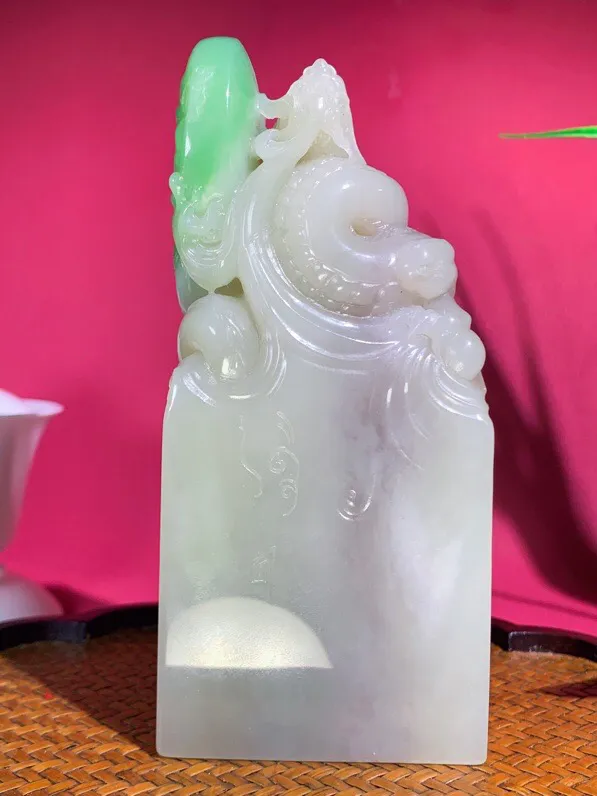 收藏级！和田玉青海翠翠青龙佑四方印章摆件。龙章尺寸140-63-38重799克。 白度一级。玉质细腻油润。 手推出油。品相大气。