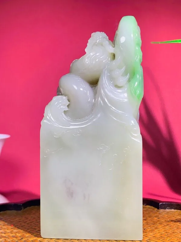 收藏级！和田玉青海翠翠青龙佑四方印章摆件。龙章尺寸140-63-38重799克。 白度一级。玉质细腻油润。 手推出油。品相大气。