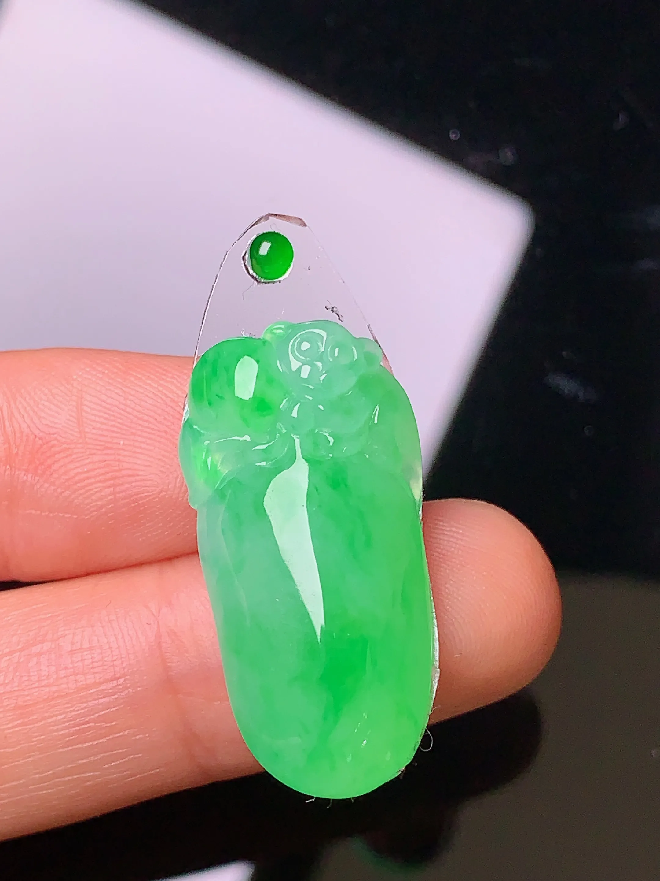 镶嵌款 冰种翠绿福瓜吊坠 玉质细腻 水润起胶 雕工精细 款式新颖别致 整体尺寸27.9*14.3*6
