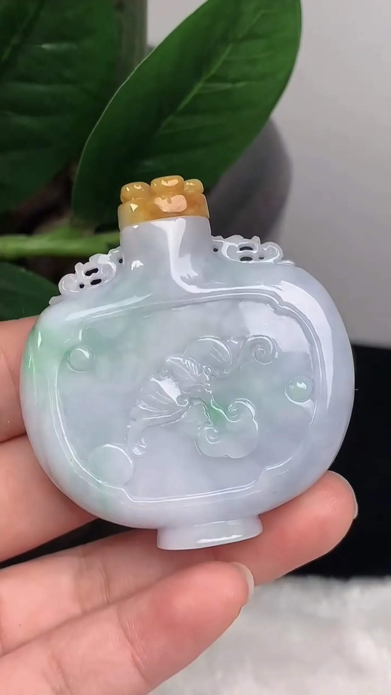 缅甸玉天然A货翡翠 老坑料起胶冰润双彩黄加绿鼻烟壶  玉质细腻 色泽鲜艳 种水好 佩带效果佳 尺寸： 54.7×50.1×13.6mm   y63.13