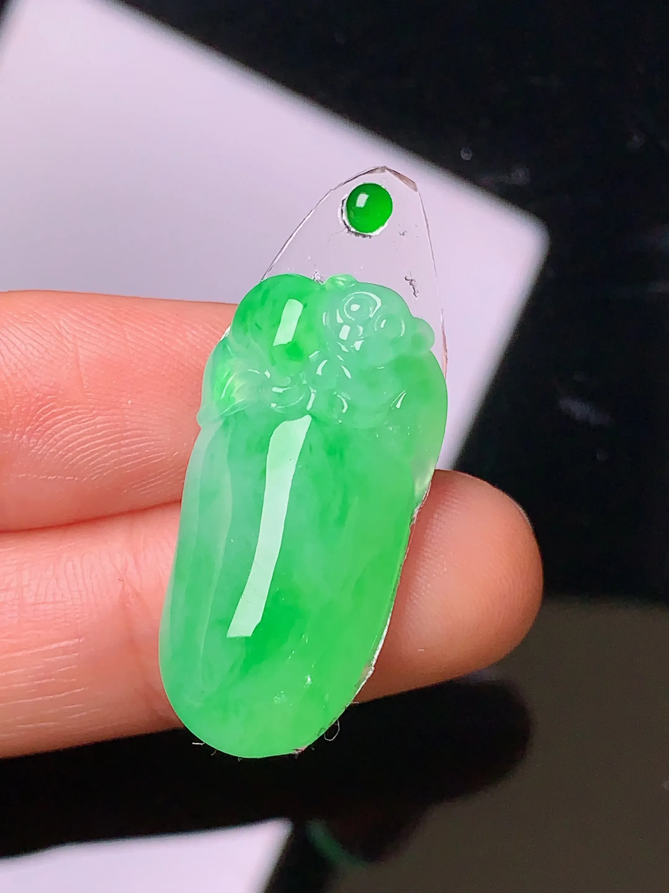 镶嵌款 冰种翠绿福瓜吊坠 玉质细腻 水润起胶 雕工精细 款式新颖别致 整体尺寸27.9*14.3*6