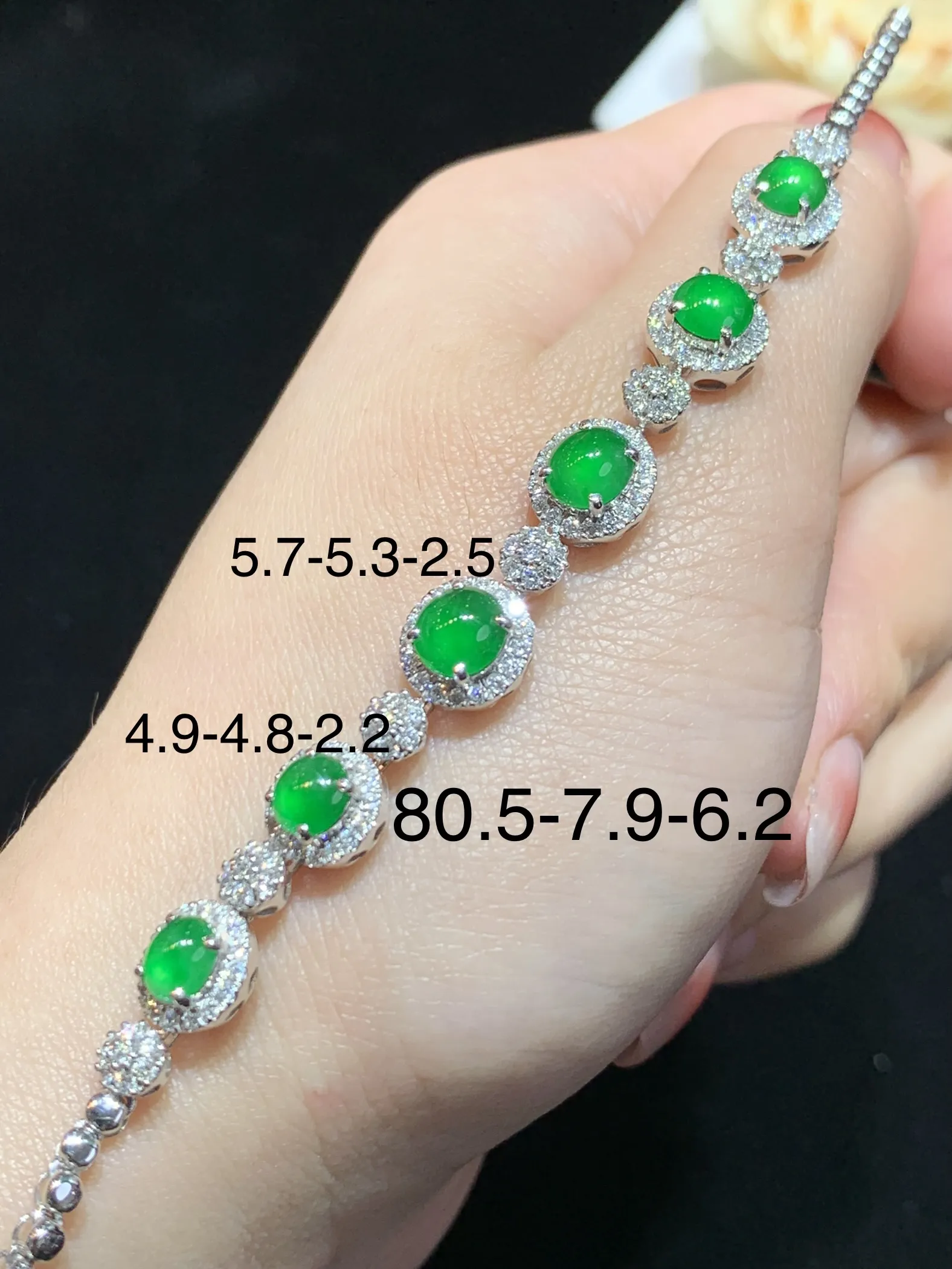 满绿蛋面手链，18k金伴钻，颜色靓丽，水润，整体规格：80.5-7.9-6.2